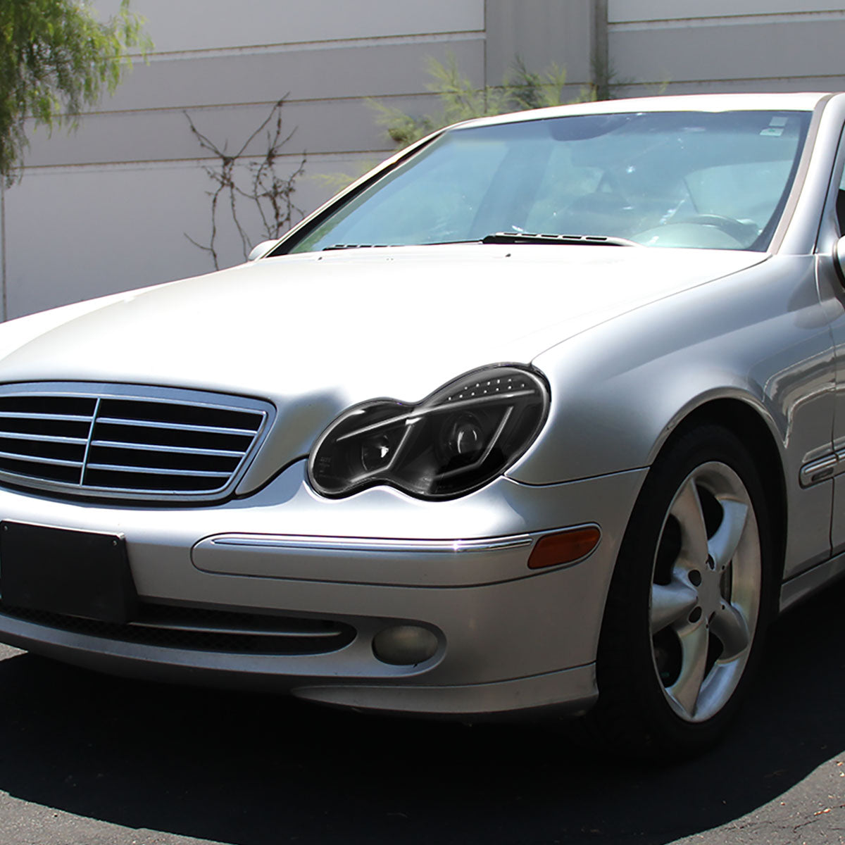Spec-D 01-07 Benz W203 C-Class 4DR Projector Headlights LED Light Bar